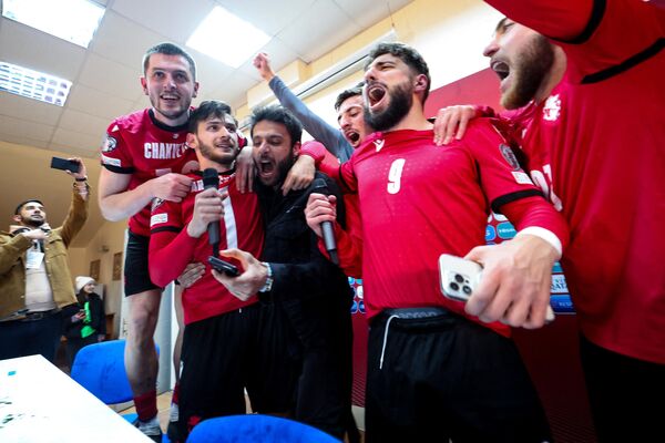 Грузинские игроки празднуют победу в финальном футбольном матче плей-офф отборочного турнира ЕВРО-2024 между Грузией и Грецией в Тбилиси 26 марта 2024 года. - Sputnik Азербайджан