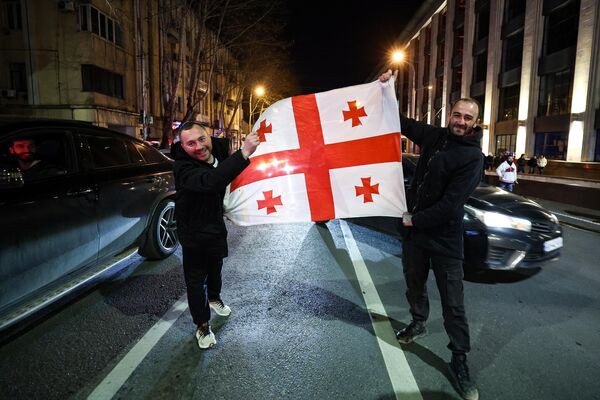 Грузины празднуют на улицах Тбилиси после того, как их национальная футбольная команда прошла квалификацию на футбольный турнир ЕВРО-2024 27 марта 2024 года. - Sputnik Азербайджан