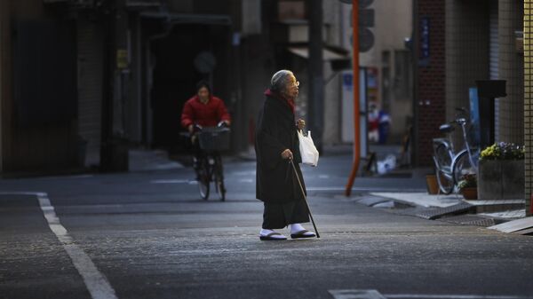 Пожилая женщина переходит улицу в Токио, фото из архива - Sputnik Азербайджан