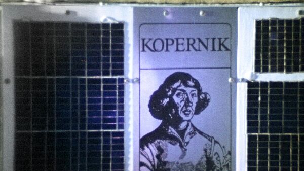 Üzərində Kopernikin təsviri olan metal plastin, arxiv - Sputnik Azərbaycan