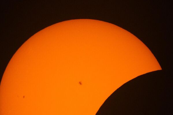 Пятна на Солнце во время полного солнечного затмения. - Sputnik Азербайджан