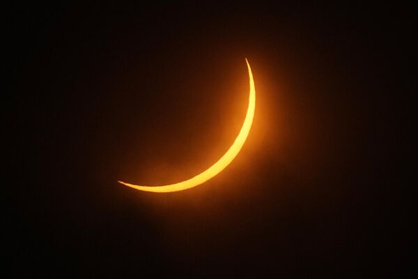 Луна проходит мимо Солнца во время полного солнечного затмения, штат Техас, США. - Sputnik Азербайджан