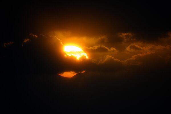 Луна начинает затмевать часть Солнца во время солнечного затмения, Виго, Испания. - Sputnik Азербайджан