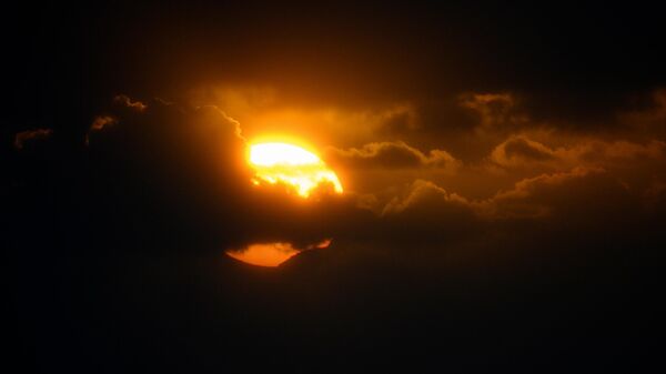 Луна начинает затмевать часть Солнца во время солнечного затмения, Виго, Испания - Sputnik Азербайджан