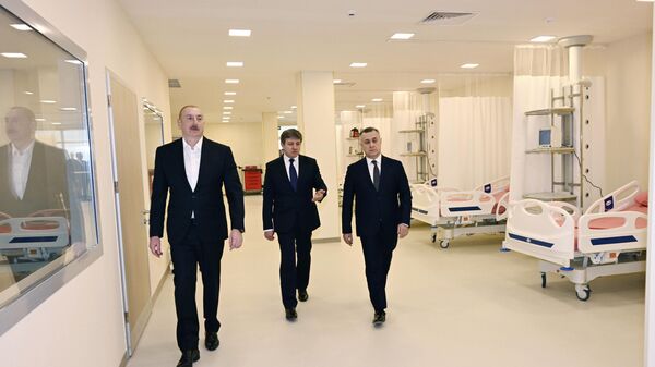 Ильхам Алиев принял участие в открытии Габалинской районной больницы - Sputnik Азербайджан