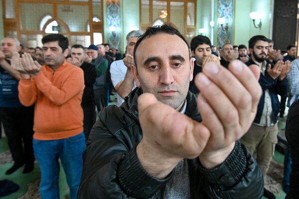 Праздничный намаз в мечети Тезепир в Баку. - Sputnik Азербайджан