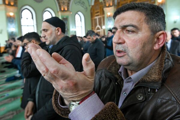 Праздничный намаз в мечети Тезепир в Баку. - Sputnik Азербайджан