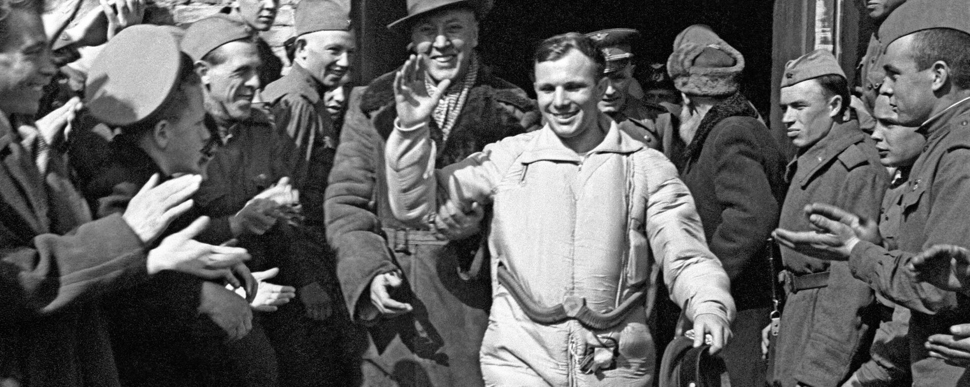 Первый в мире космонавт Земли Юрий Гагарин после приземления спускаемого аппарата космического корабля Восток-1 - Sputnik Азербайджан, 1920, 12.04.2024