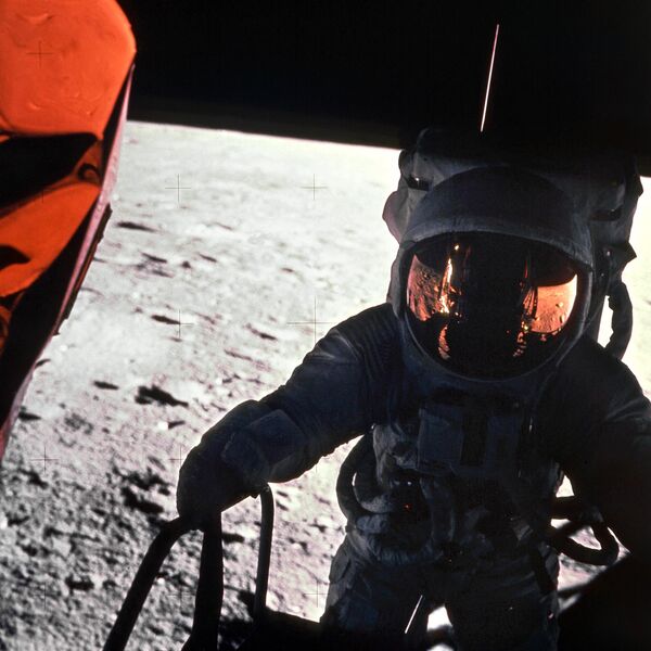 Астронавт космической миссии &quot;Аполлон-12&quot; на Луне. - Sputnik Азербайджан