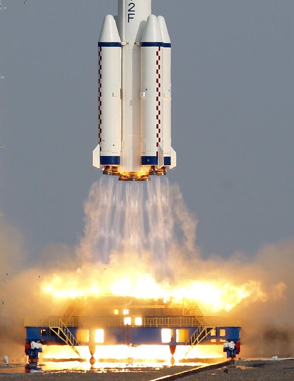 Ракета с космическим аппаратом &quot;Шэньчжоу-9&quot; на космодроме Цзюцюань, Китай. - Sputnik Азербайджан