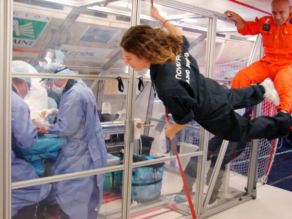 Французские врачи проводят первую операцию на человеке в условиях невесомости. - Sputnik Азербайджан