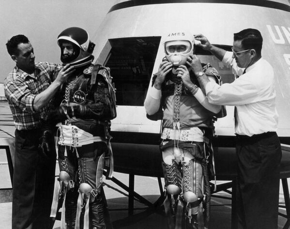 Сотрудники NASA готовятся подняться на борт космического корабля &quot;Аполлон&quot; 6 апреля 1962 года. - Sputnik Азербайджан