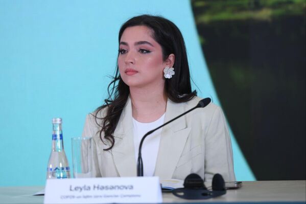 Молодежный чемпион COP29 по климату Лейла Гасанова на первой пресс-конференции в штаб-квартире COP29. - Sputnik Азербайджан