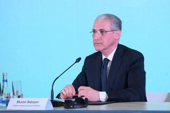 COP29-un müəyyən olunmuş prezidenti Muxtar Babayev COP29-un baş qərargahında keçirilən ilk mətbuat konfransında. - Sputnik Azərbaycan