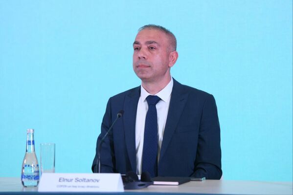 Генеральный исполнительный директор COP29 Эльнур Солтанов на первой пресс-конференции в штаб-квартире COP29. - Sputnik Азербайджан