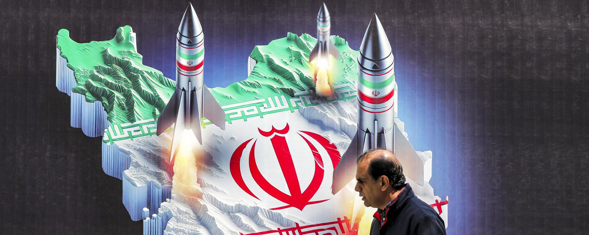 Билборд с изображением ракет и антиизраильским лозунгом в центре Тегерана, 15 апреля 2024 года - Sputnik Азербайджан, 1920, 15.04.2024