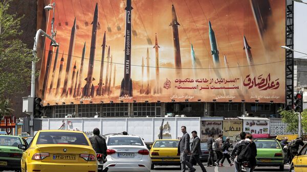 Билборд с изображением ракет и антиизраильским лозунгом в центре Тегерана, 15 апреля 2024 года - Sputnik Азербайджан