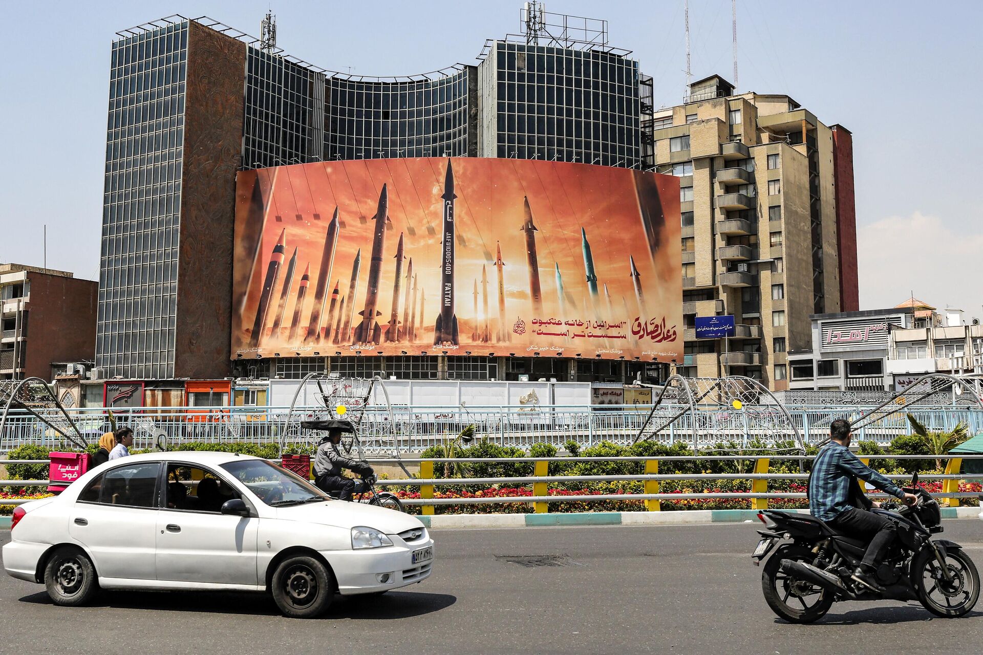 Билборд с изображением ракет и антиизраильским лозунгом в центре Тегерана, 15 апреля 2024 года - Sputnik Азербайджан, 1920, 30.04.2024