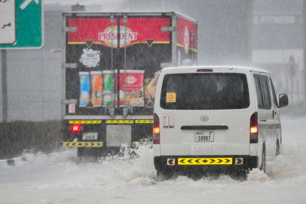 Güclü yağan yağışlar nəticəsində yollar və metro stansiyaları su altında qalıb. - Sputnik Azərbaycan