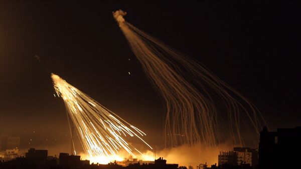 Вспышки и дым видны во время израильской военной операции  - Sputnik Азербайджан