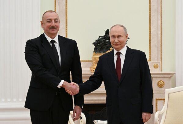 Президенты России и Азербайджана Владимир Путин и Ильхам Алиев во время встречи один на один в Москве. - Sputnik Азербайджан