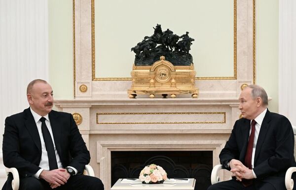 Президенты России и Азербайджана Владимир Путин и Ильхам Алиев во время встречи один на один в Москве. - Sputnik Азербайджан