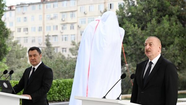 Президент Ильхам Алиев и Президент Садыр Жапаров приняли участие в церемонии открытия памятника Чингизу Айтматову в Баку - Sputnik Азербайджан