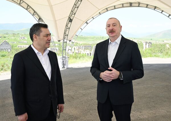 Президент Ильхам Алиев и Президент Садыр Жапаров ознакомились с работами, проводимыми во дворце Панахали хана и комплексе Имарет в Агдаме - Sputnik Азербайджан