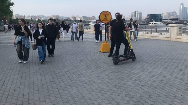 Dənizkənarı Milli Parkda skuter sürən insanlar - Sputnik Azərbaycan