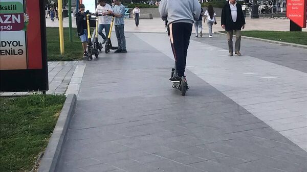 Dənizkənarı Milli Parkda skuter sürən insanlar - Sputnik Azərbaycan