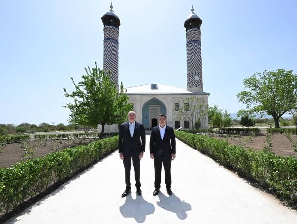 Президент Ильхам Алиев и Президент Садыр Жапаров приняли участие в открытии после реставрации Агдамской Джума-мечети. - Sputnik Азербайджан