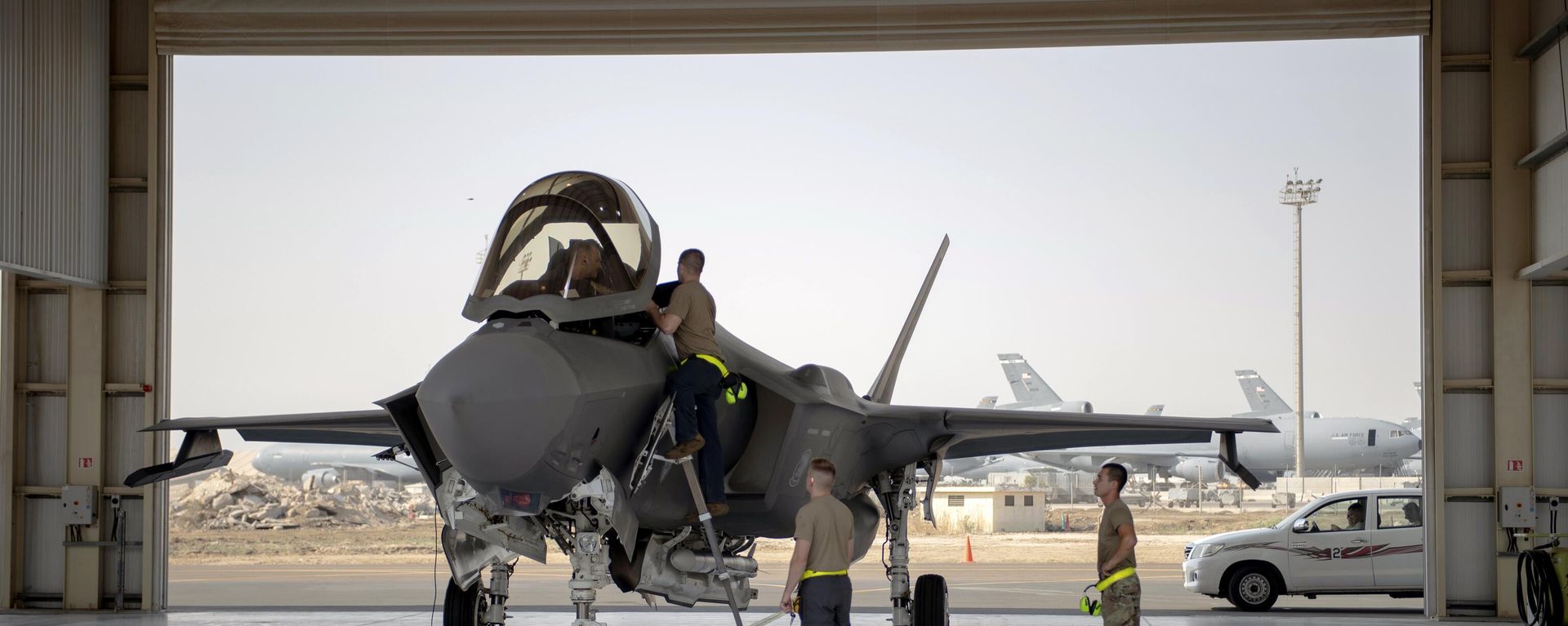 пилот и экипаж истребителя F-35 готовятся к вылету на авиабазе Аль-Дафра в Объединенных Арабских Эмиратах - Sputnik Азербайджан, 1920, 19.08.2026