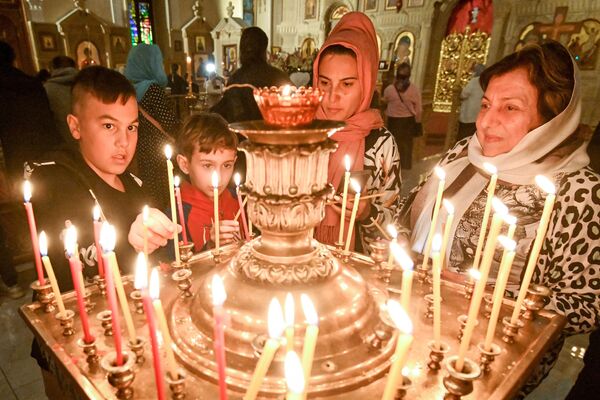 Пасхальное богослужение в Кафедральном соборе св. Жен-Мироносиц в Баку - Sputnik Азербайджан