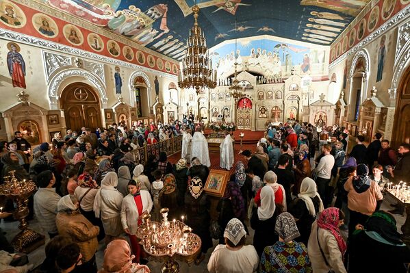 Пасхальное богослужение в Кафедральном соборе св. Жен-Мироносиц в Баку - Sputnik Азербайджан