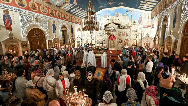 Пасхальное богослужение в Кафедральном соборе св. Жен-Мироносиц в Баку  - Sputnik Azərbaycan