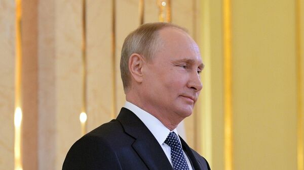 Избранный президент РФ Владимир Путин во время церемонии инаугурации в Кремле - Sputnik Azərbaycan