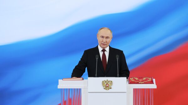 Избранный президент РФ Владимир Путин на церемонии инаугурации в Кремле. - Sputnik Азербайджан