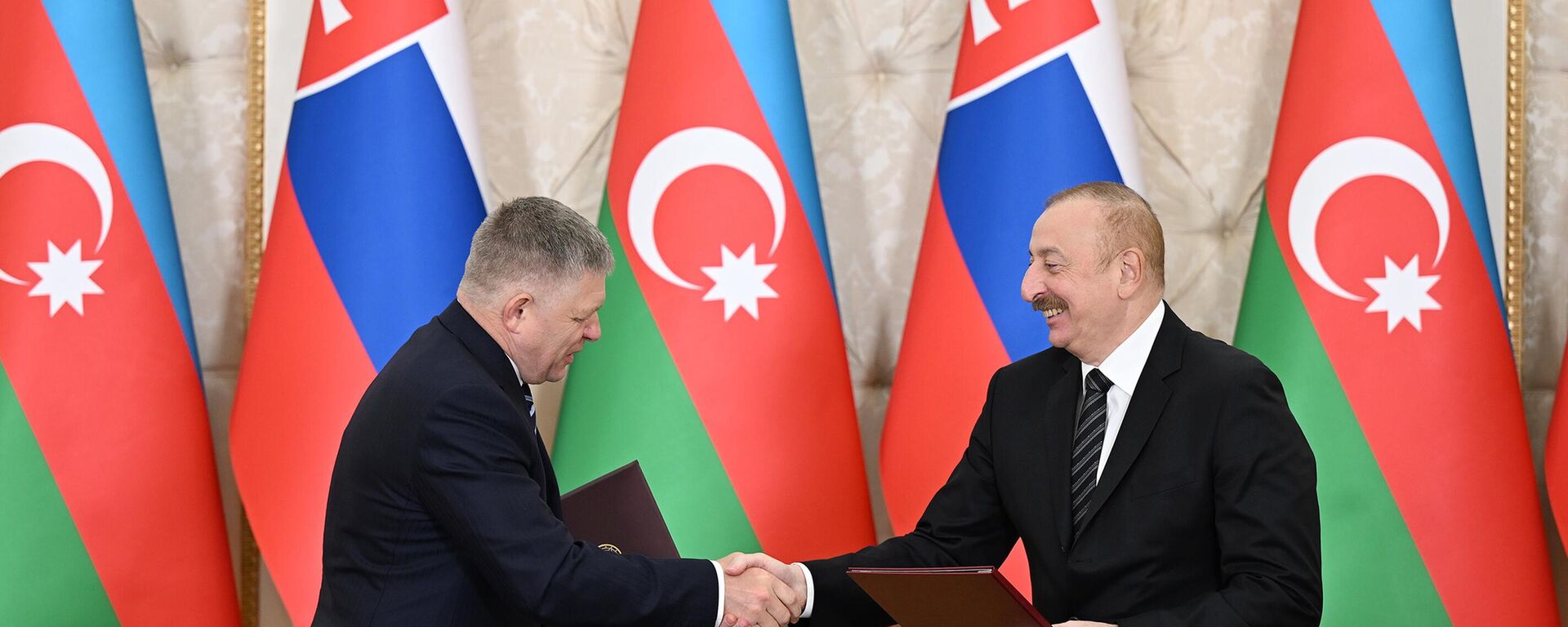 Президент Азербайджана Ильхам Алиев и премьер-министр Словакии Роберт Фицо - Sputnik Азербайджан, 1920, 07.05.2024