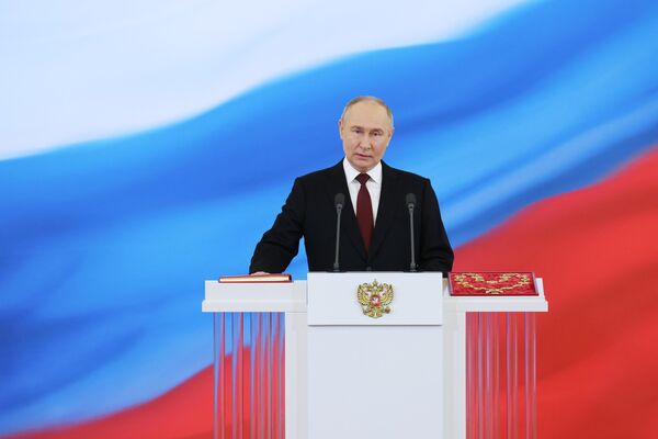 Избранный президент РФ Владимир Путин на церемонии инаугурации в Кремле - Sputnik Азербайджан