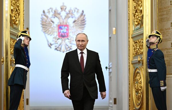Избранный президент РФ Владимир Путин перед началом церемонии инаугурации в Кремле - Sputnik Азербайджан