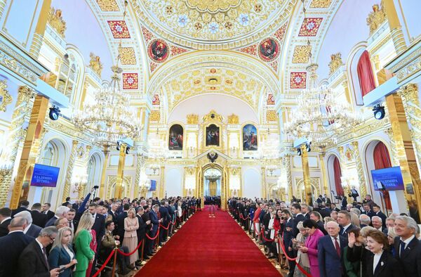 Гости перед церемонией инаугурации президента РФ Владимира Путина в Кремле - Sputnik Азербайджан