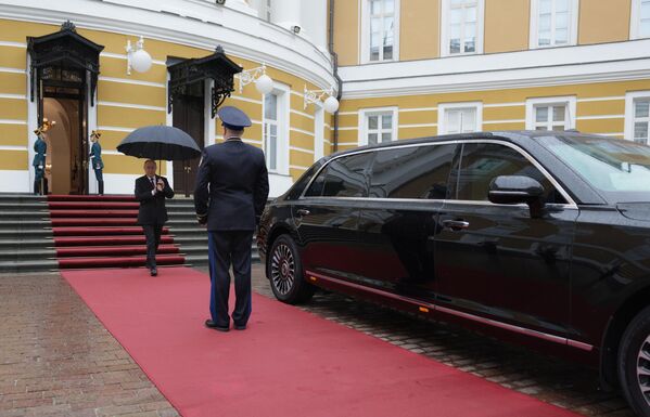  Избранный президент РФ Владимир Путин идет к машине, чтобы отправиться на церемонию инаугурации в Кремле - Sputnik Азербайджан