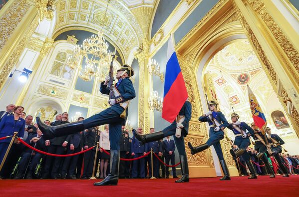 Солдаты Президентского полка вносят государственный флаг на церемонию инаугурации президента РФ Владимира Путина в Кремле - Sputnik Азербайджан