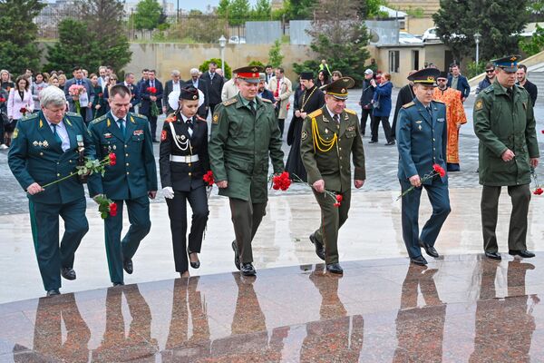 Представители общественности, ветераны и дипломаты посетили мемориальный комплекс &quot;Братские могилы&quot; в Баку. - Sputnik Азербайджан