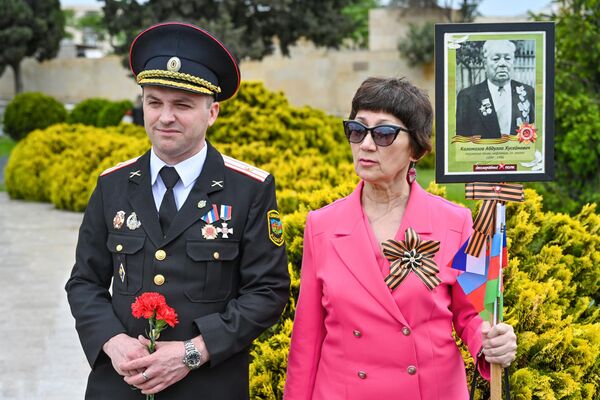 Представители общественности, ветераны и дипломаты посетили мемориальный комплекс &quot;Братские могилы&quot; в Баку. - Sputnik Азербайджан