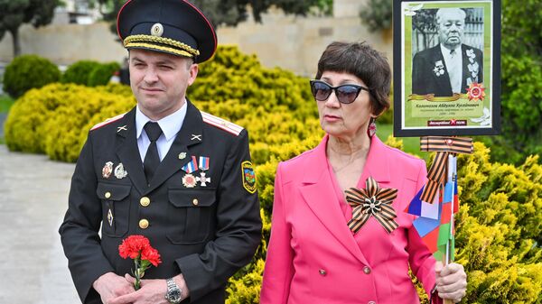 Представители общественности, ветераны и дипломаты посетили мемориальный комплекс Братские могилы в Баку - Sputnik Азербайджан