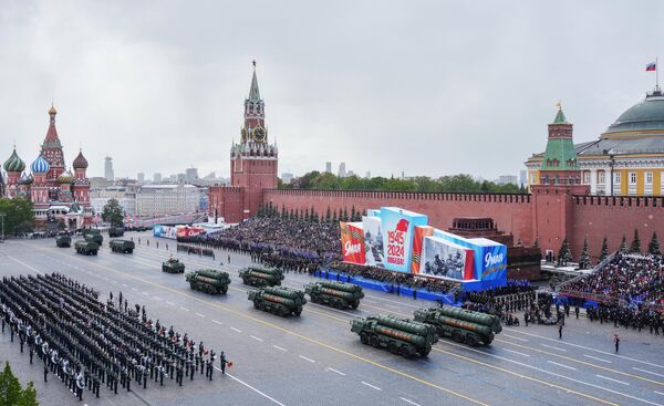 Автономные пусковые установки ПГРК Ярс на военном параде на Красной площади - Sputnik Азербайджан