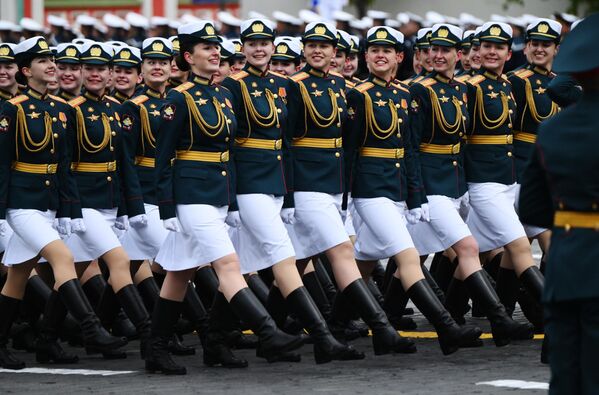 Курсантки военного университета Министерства обороны на военном параде на Красной площади  - Sputnik Азербайджан