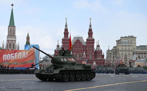 Танк Т-34-85 на военном параде на Красной площади - Sputnik Азербайджан
