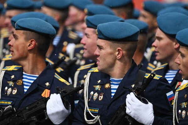 Курсанты на военном параде на Красной площади - Sputnik Азербайджан